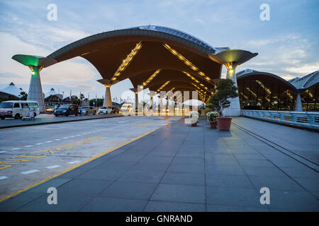 Kuala Lumpur, Malesia - circa agosto 2016: l'Aeroporto Internazionale di Kuala Lumpur - esterno, architettura del terminal di partenza Foto Stock