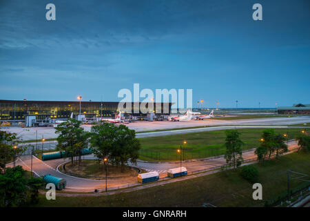 Kuala Lumpur, Malesia - circa agosto 2016: vista dell'aeroporto internazionale di Kuala Lumpur e l'Aeroporto Internazionale di Kuala Lumpur, Malesia, all'alba. Foto Stock