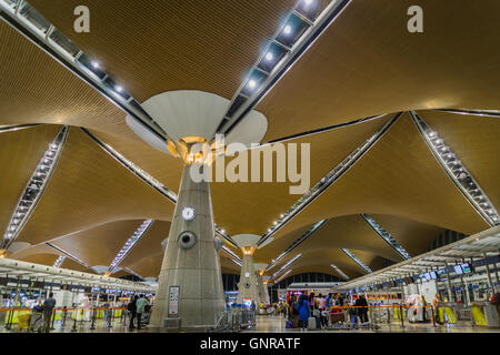 Kuala Lumpur, Malesia - circa agosto 2016: i passeggeri al banco del check-in all'interno di l'aeroporto internazionale di Kuala Lumpur. Foto Stock