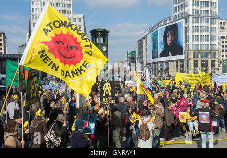 Berlino, Germania, la gente ad un anti-nucleare di dimostrazione Foto Stock