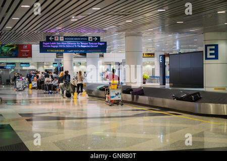 Kuala Lumpur, Malesia - circa agosto 2016: area reclamo bagagli a Kuala Lumpur International Airport, Malaysia. Foto Stock