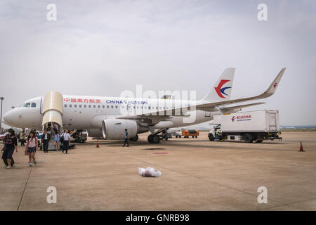 Shanghai, Cina - circa agosto 2016: China Eastern Airlines aereo è atterrato all'aeroporto di Shanghai Pudong. Foto Stock