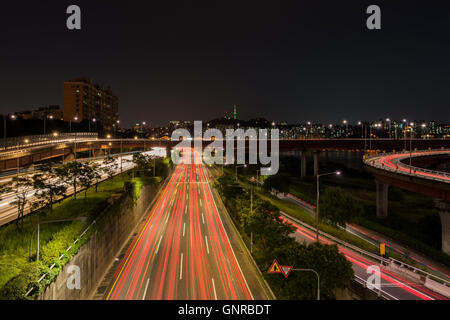 Semaforo percorsi in autostrada autostrada di notte a Seul, Corea del Sud Foto Stock