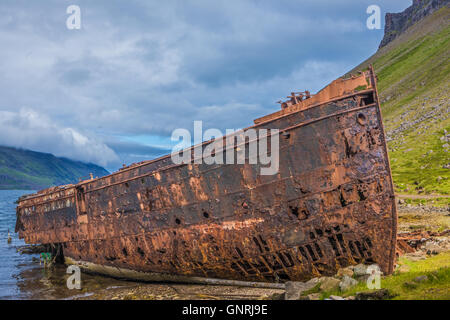 Naufragata la nave da pesca abbandonata nel villaggio di Djupavik nel Strandir costa della regione del West fiordi, Islanda Foto Stock