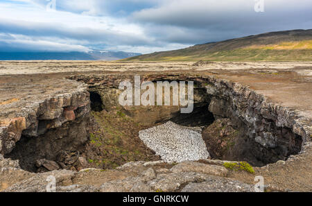 Surtshellir tunnel lavico (grotte) nel Hallmundarhraun campo di lava, Western Islanda Foto Stock