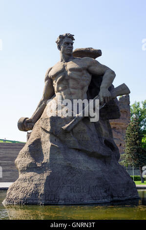 Volgograd, Russia Piazza degli Eroi. La figura di un soldato da roccia - simbolo di combattenti e difensori di Stalingrado Foto Stock