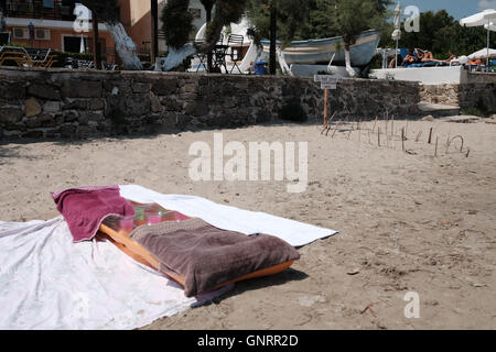 Avviso di marcatura di un nido di tartaruga su una spiaggia di Zante Grecia Foto Stock