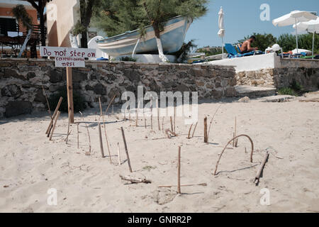 Avviso di marcatura di un nido di tartaruga su una spiaggia di Zante Grecia Foto Stock