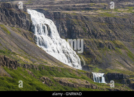 Dynjandi (noto anche come Fjallfoss), una serie di cascate in occidente di fiordi regione dell'Islanda. Foto Stock