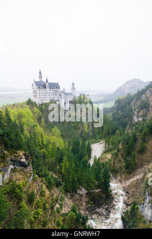 Fussen, Germania - 01 Maggio 2015: Il Castello di Neuschwanstein un nebbioso giorno. Si tratta di una ottocentesca Revival Romanico Palace Foto Stock