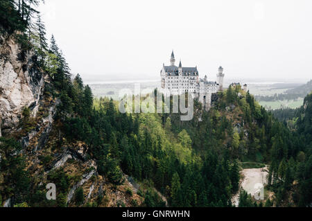 Fussen, Germania - 01 Maggio 2015: Il Castello di Neuschwanstein un nebbioso giorno. Si tratta di una ottocentesca Revival Romanico Palace Foto Stock