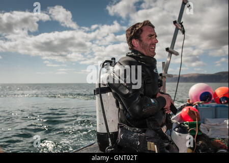 Tobermory, Regno Unito, crostacei divers su barche off The Isle of Mull Foto Stock