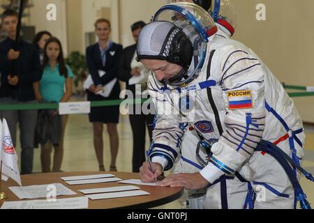 Stazione Spaziale Internazionale Expedition 49-50 backup membro di equipaggio cosmonauta russo Alexander Misurkin segni nel finale per gli esami di abilitazione al Gagarin Cosmonaut Training Center 30 Agosto 2016 presso la Città delle Stelle, Russia. Foto Stock