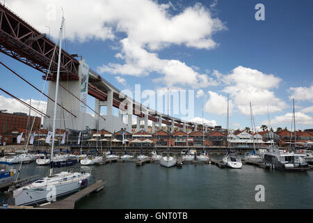 Lisbona, Portogallo, la marina al dock di Santo Amaro nel quartiere di Alcantara Foto Stock