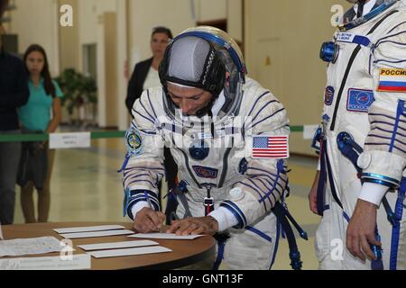 Stazione Spaziale Internazionale Expedition 49-50 backup membro di equipaggio astronauta americano Mark Vande Hei segni nel finale per gli esami di abilitazione al Gagarin Cosmonaut Training Center 30 Agosto 2016 presso la Città delle Stelle, Russia. Foto Stock