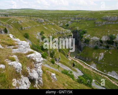 Vista in Gordale Scar un limestone gorge vicino Malham nel Yorkshire Dales National Park Foto Stock