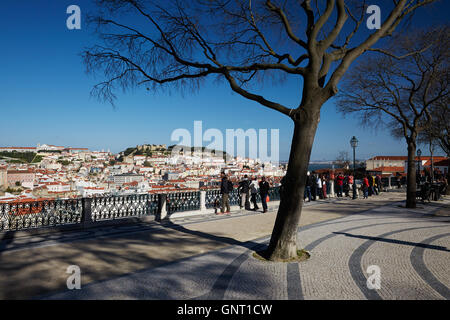 Lisbona, Portogallo, persone sul Miradouro di Sao Pedro de Alcantara Foto Stock