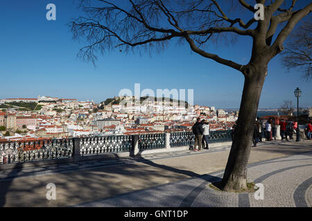 Lisbona, Portogallo, persone sul Miradouro di Sao Pedro de Alcantara Foto Stock