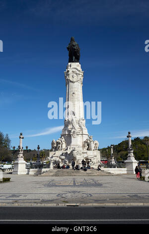 Lisbona, Portogallo, alla Praça Marques de Pombal con statua del primo marchese di Pombal Foto Stock