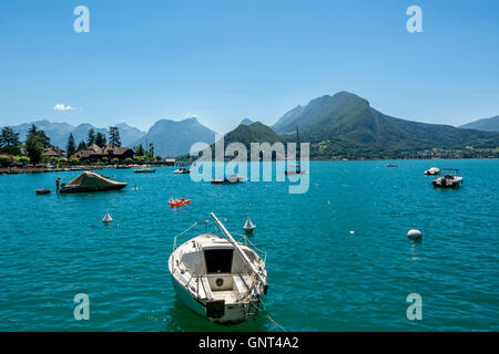 Lago d'Annecy a Talloires, massiccio del Bauges sfondo, Alta Savoia, Francia, Europa Foto Stock