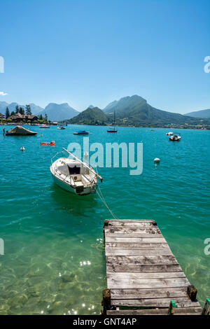 Lago d'Annecy a Talloires, massiccio del Bauges sfondo, Alta Savoia, Francia, Europa Foto Stock