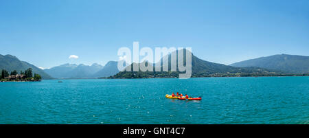 Lago d'Annecy a Talloires, massiccio del Bauges sfondo, Alta Savoia, Francia, Europa Foto Stock