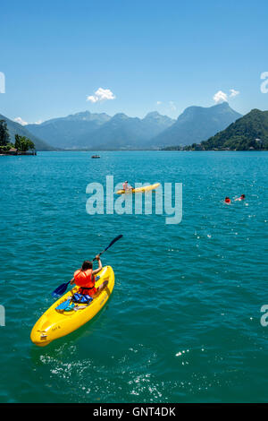 Lago d'Annecy a Talloires, massiccio del Bauges sfondo, Alta Savoia, Francia, Europa Foto Stock