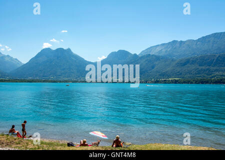 Lago d'Annecy a Talloires, massiccio del Bauges sfondo, Alta Savoia, Francia, Europa Foto Stock