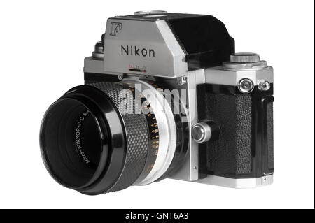 1971 Nikon F con Photomic FTn testa di dosaggio, 55mm Micro-Nikkor attaccato. Rivolto verso sinistra Foto Stock