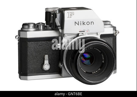 1971 Nikon F con Photomic FTn testa di dosaggio, 55mm Micro-Nikkor attaccato. Rivolto verso destra Foto Stock