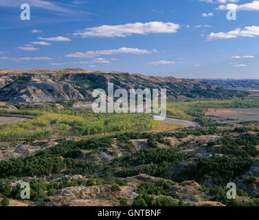 Stati Uniti d'America, North Dakota, Parco nazionale Theodore Roosevelt, piccolo fiume Missouri e colline sedimentarie, vista da ovest lanca si affacciano. Foto Stock