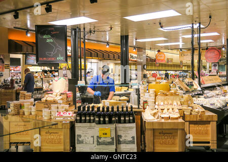 Contatore di formaggio, Wegmans Fruttivendolo, Westwood, Massachusetts, STATI UNITI D'AMERICA Foto Stock