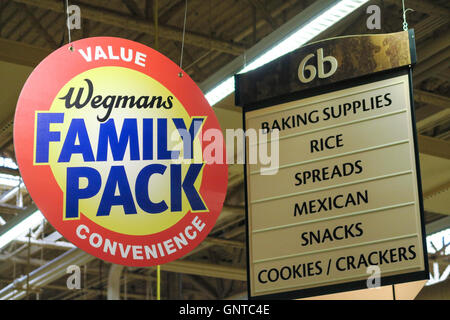 Family Pack segno, Wegmans Fruttivendolo, Westwood, Massachusetts, STATI UNITI D'AMERICA Foto Stock