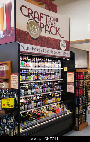 La birra artigianale la sezione a Wegmans Fruttivendolo, Westwood, Massachusetts, STATI UNITI D'AMERICA Foto Stock