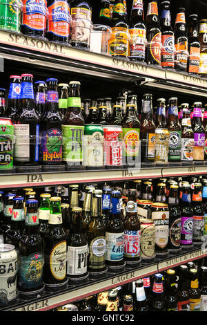 La birra artigianale la sezione a Wegmans Fruttivendolo, Westwood, Massachusetts, STATI UNITI D'AMERICA Foto Stock