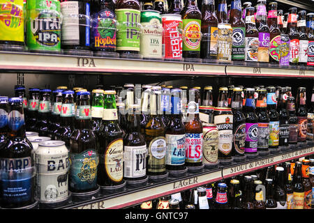 La birra artigianale la sezione a Wegmans Fruttivendolo, Westwood, Massachusetts, STATI UNITI D'AMERICA Foto Stock