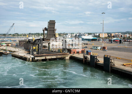 Il porto di Poole Dorset UK - Il linkspan e rampa di docking per cross channel ferries per il carico e lo scarico di veicoli Foto Stock