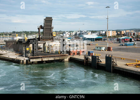 Il porto di Poole Dorset UK - Il linkspan e rampa di docking per cross channel ferries per il carico e lo scarico di veicoli Foto Stock