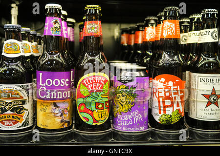 La birra artigianale la sezione a Wegmans Fruttivendolo, Westwood, Massachusetts, STATI UNITI D'AMERICA Foto Stock