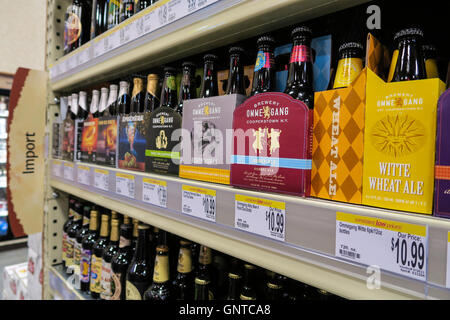 La birra artigianale la sezione a Wegmans Fruttivendolo, Westwood, Massachusetts, STATI UNITI D'AMERICA Foto Stock