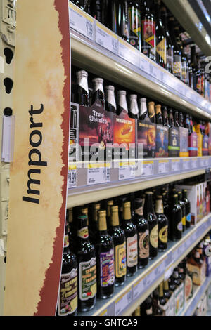 La birra artigianale la sezione a Wegmans Fruttivendolo, Westwood, Massachusetts, STATI UNITI D'AMERICA Foto Stock