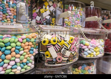 Alla rinfusa i contenitori di caramelle, Wegmans Fruttivendolo, Westwood, Massachusetts, STATI UNITI D'AMERICA Foto Stock