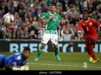 Repubblica di Irlanda il Jonathan Walters (centro) prende un colpo sul traguardo durante l'amichevole internazionale all'Aviva Stadium di Dublino. Foto Stock