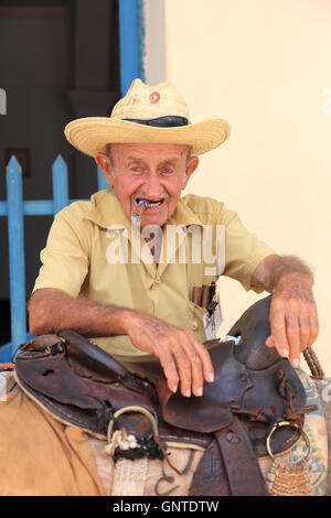 Il vecchio gentleman con sigaro cubano appoggiano sul suo asino in Trinidad, Cuba Foto Stock