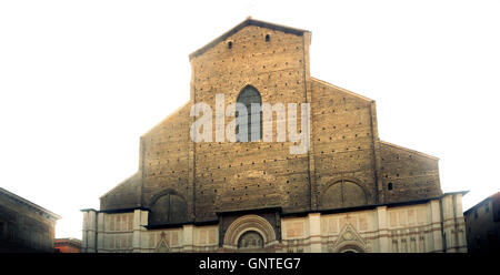 Facciata incompiuta della basilica di San Petronio a Bologna con luce bianca retroilluminazione Foto Stock