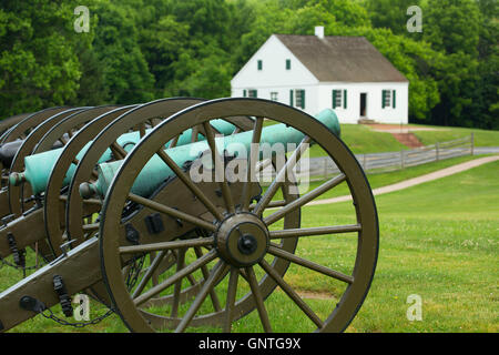 I cannoni con Dunker Chiesa, Antietam National Battlefield, Maryland Foto Stock