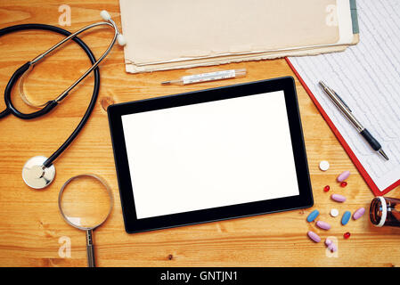 Tablet PC con schermo vuoto su Doctor's office desk come copia di spazio, vista dall'alto del medico generico accessori in Foto Stock