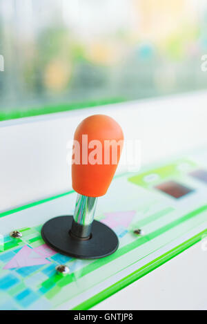 Vintage video arcade game joystick in un parco divertimenti, il fuoco selettivo Foto Stock