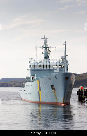 La pesca nave pattuglia Hirta uscire Stornoway Harbour, isola di Lewis, Western Isles, Ebridi Esterne, Scotland Regno Unito Foto Stock