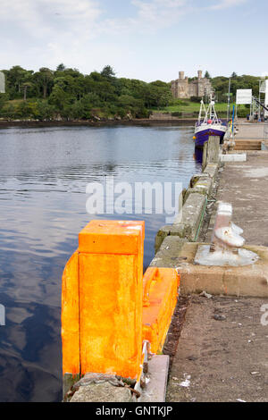 Porto di Stornoway con Lews Castle in background, isola di Lewis, Western Isles, Ebridi Esterne, Scotland Regno Unito Foto Stock